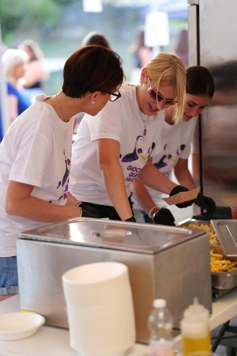 Volontari al lavoro nella preparazione dello stand gastronomico