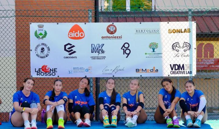 Squadra del torneo 2026 in posa davanti allo striscione degli sponsor